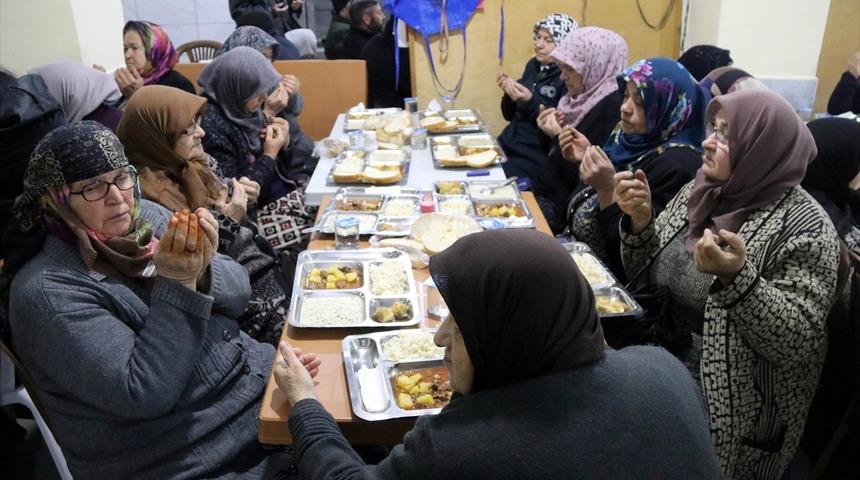 Köy sakinleri iftarını ev yerine camide birlikte yapıyor