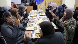 Köy sakinleri iftarını ev yerine camide birlikte yapıyor