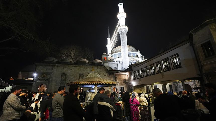 Kadir Gecesi İstanbul'daki camilerde idrak edildi