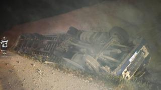 Ölüm virajı yine can aldı: Tır hurdaya döndü, sürücü hayatını kaybetti