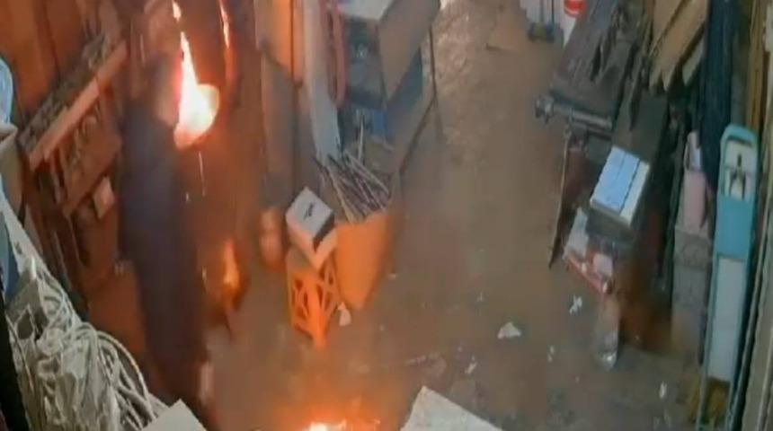 Sultangazi’de facianın eşiğinden dönüldü... Sobaya dökülen tiner bir anda parladı!