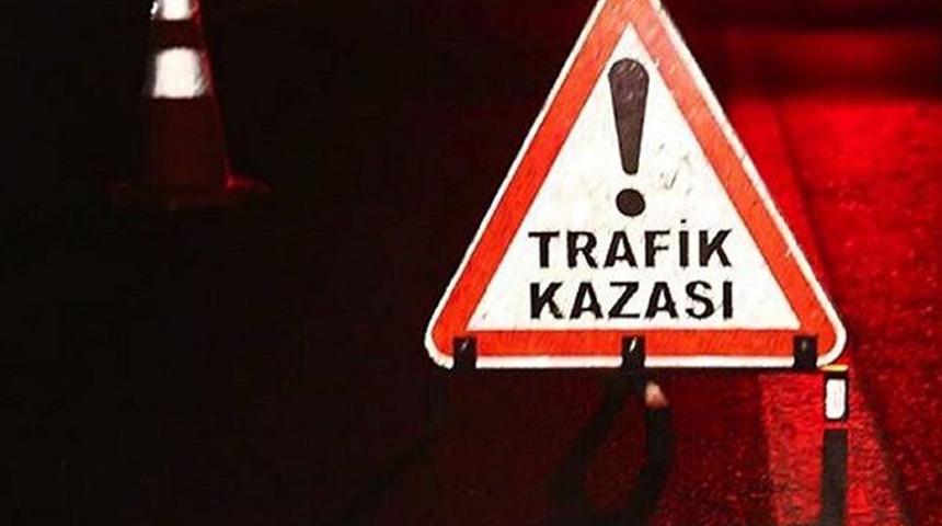 Geri manevra yapan hafif ticari araç yokuştaki merdivenli kaldırıma düştü