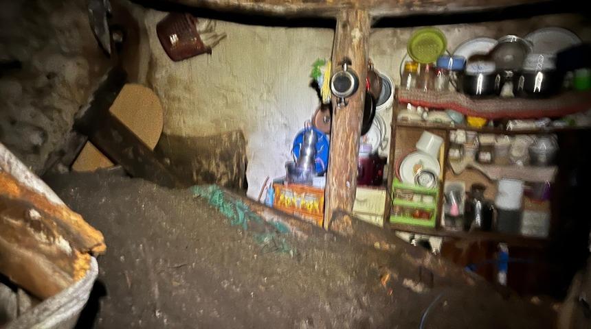 Gece yarısı aile faciayı yaşadı! Evlerinin toprak tavanı çöktü...  3 kişi göçük altında kaldı