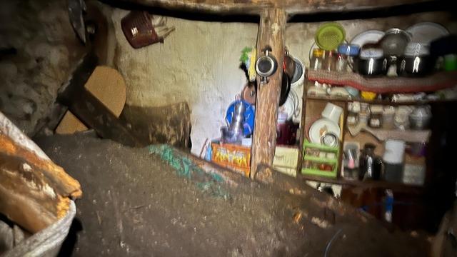 Gece yarısı aile faciayı yaşadı! Evlerinin toprak tavanı çöktü...  3 kişi göçük altında kaldı