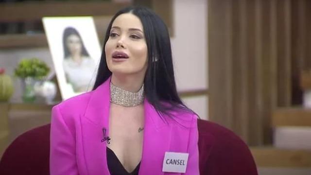 Kısmetse Olur yarışmacısı Cansel Ayanoğlu soluğu Saraçhane'de aldı! Açtığı pankart dikkat çekti