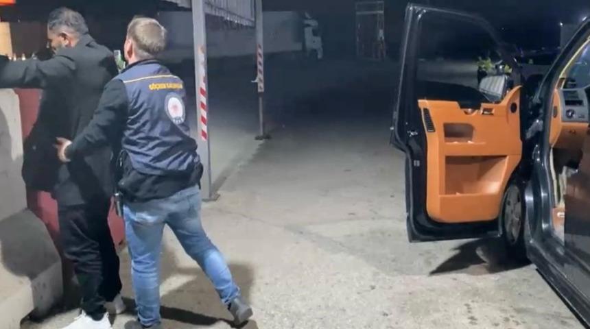 Göçmen kaçakçılığı bir üst seviyeye taşındı! Polis VIP aracı durdurunca gerçek ortaya çıktı