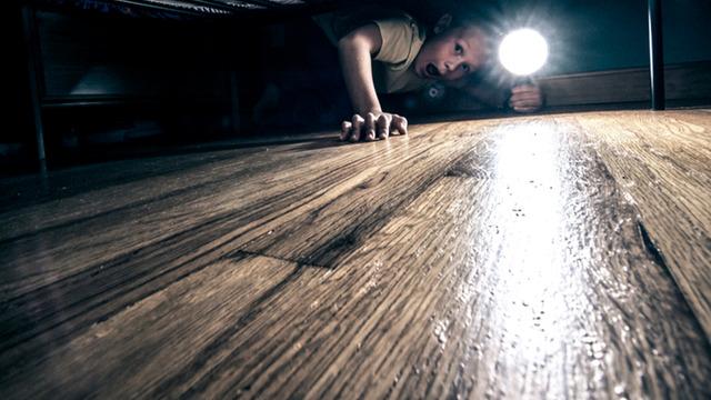 Küçük çocuğun canavar iddiası gerçekleri ortaya çıkardı! Yatağın altındaki bakıcıyı bile şaşkına çevirdi