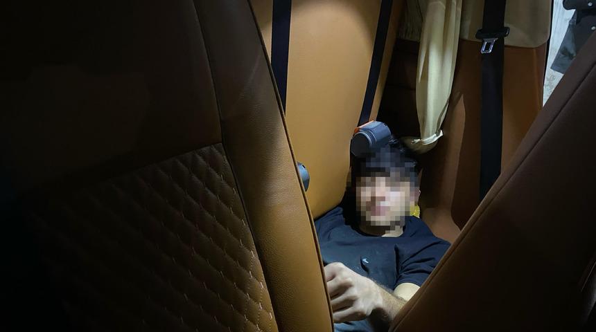 Osmaniye'de minibüsün koltukları arasına gizlenmiş düzensiz göçmen yakalandı