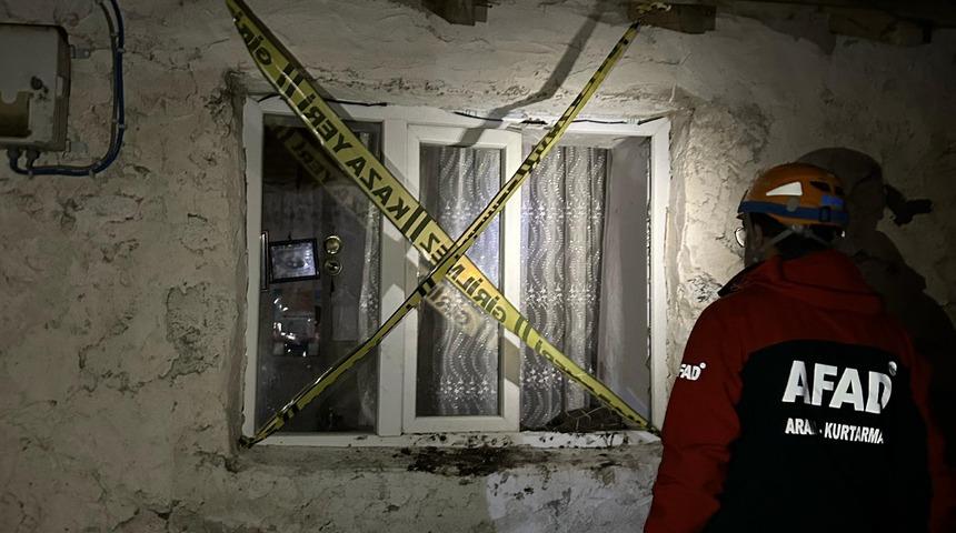 Ardahan'da tek katlı toprak ev çöktü: 1 kişi yaralandı