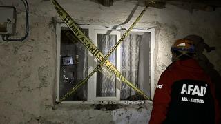 Ardahan'da tek katlı toprak ev çöktü: 1 kişi yaralandı