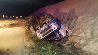 Mersin'de virajı alamayan tır yol kenarına devrildi, sürücü hayatını kaybetti