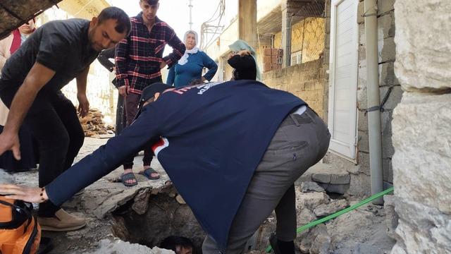 Bir anda dengesini kaybetti, yaklaşık 4 metrelik su kuyusuna düştü