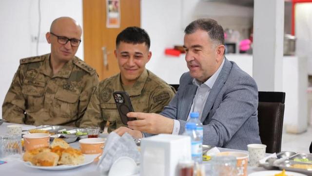 Vali Eldivan Mehmetçikle sahur yaptı