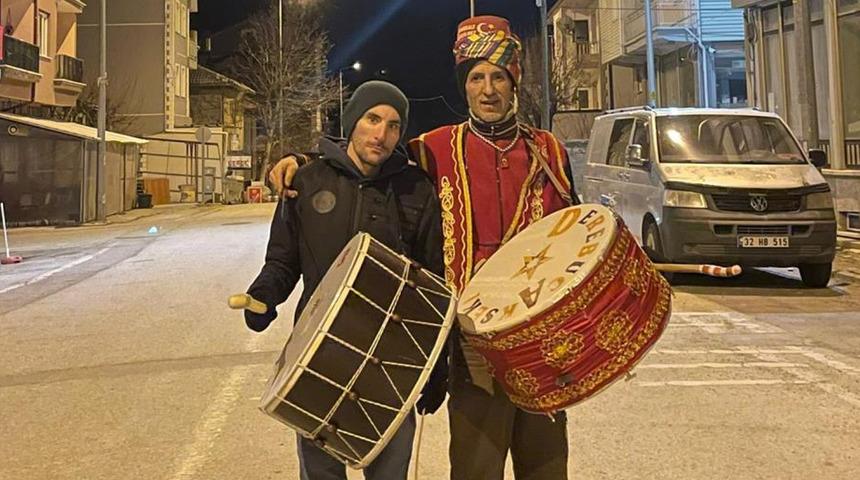 Mahalle sakinlerini 39 yıldır manileriyle sahura kaldırıyor