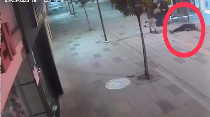 Köpeklerden kaçarken kaza yaptı; motosiklet sürücüsü ile yaya yaralandı