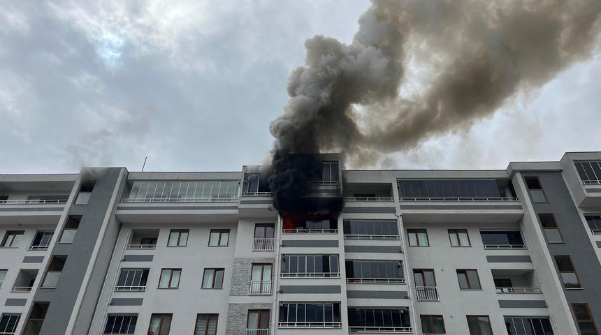 Kocaeli'de 7 katlı binada yangın: Mahsur kalan 8 kişi kurtarıldı