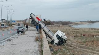 Bitlis’te faciadan dönüldü! Tır ihata duvarında asılı kaldı, 1 kişi yaralandı