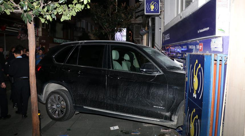 Şişli'de, vale direksiyon başında epilepsi krizi ge&ccedil;irdi ciple telefon bayisine daldı