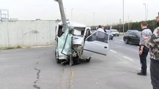 Bakırköy'de hafif ticari araç aydınlatma direğine çarptı: Metrelerce sürükledi!