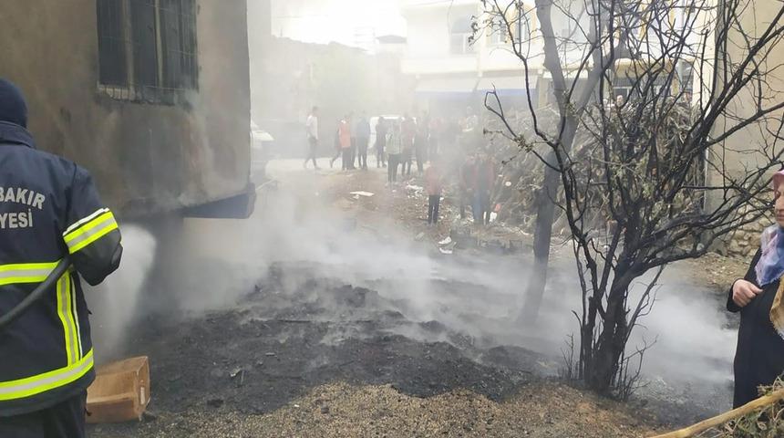 Diyarbakır'da plastik kasa deposunda yangın! İtfaiye ekipleri tarafından söndürüldü