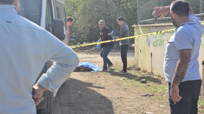 Şakalaştığı arkadaşlarının yola ittiği &ouml;ğrenci, servis minib&uuml;s&uuml;n&uuml;n altında kaldı!