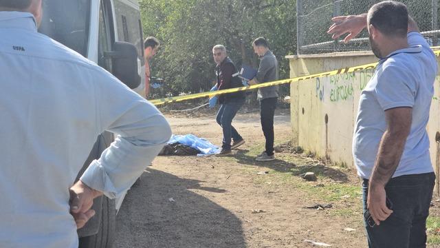 Şakalaştığı arkadaşlarının yola ittiği öğrenci, servis minibüsünün altında kaldı!