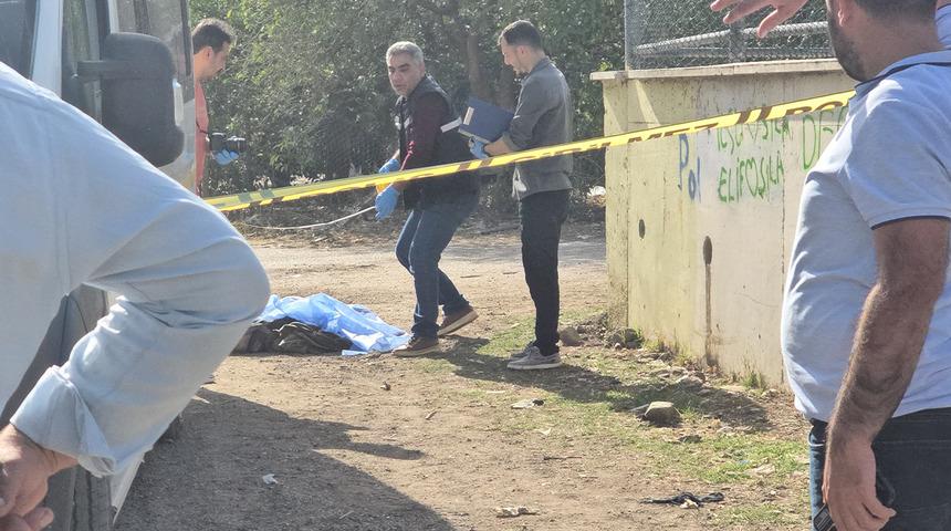 Adana'da kahreden ölüm! Şakalaştığı arkadaşlarının yola ittiği öğrenci, servis minibüsünün altında kaldı