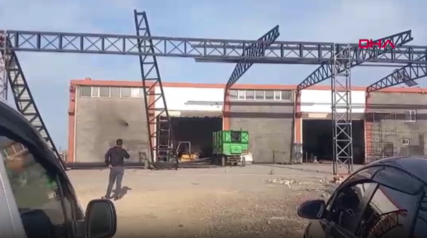 Atölyenin yapım aşamasındaki çatısı çöktü: Yaralılar var