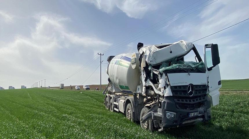 Tekirdağ'da beton mikseri, direğe çarpıp tarlaya girdi!