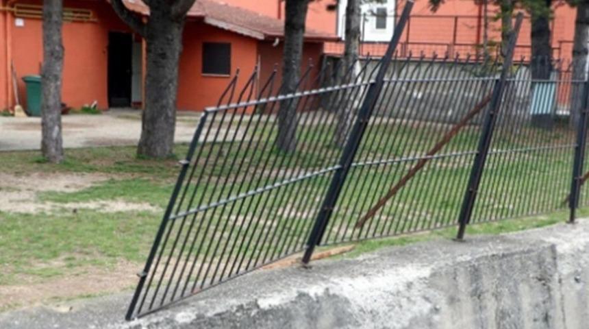 El frenini çekmeyi unuttu, öğrenci servisi kanala düştü