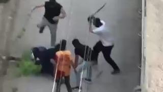 Kar maskeli saldırganlar dehşet saçtı! Yere yatırdıkları kişiyi sopayla dövdüler