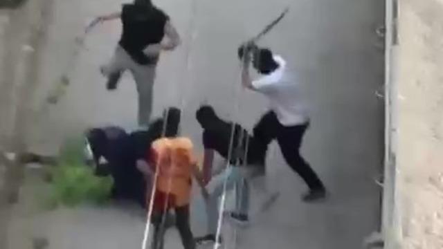 Kar maskeli saldırganlar dehşet saçtı! Yere yatırdıkları kişiyi sopayla dövdüler