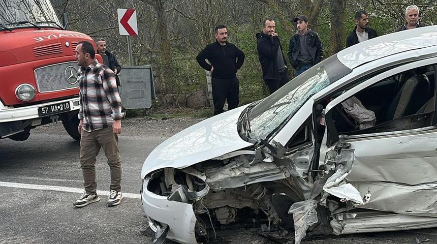 Sinop'ta iki otomobil kafa kafaya çarpıştı: 7 yaralı