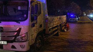 Motosiklet park halindeki kamyonete çarptı: 1 yaralı