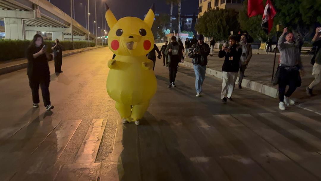 O artık protestonun maskotu oldu! Pikachu ilk kez konuştu... Milletvekiline röportaj verdi 2
