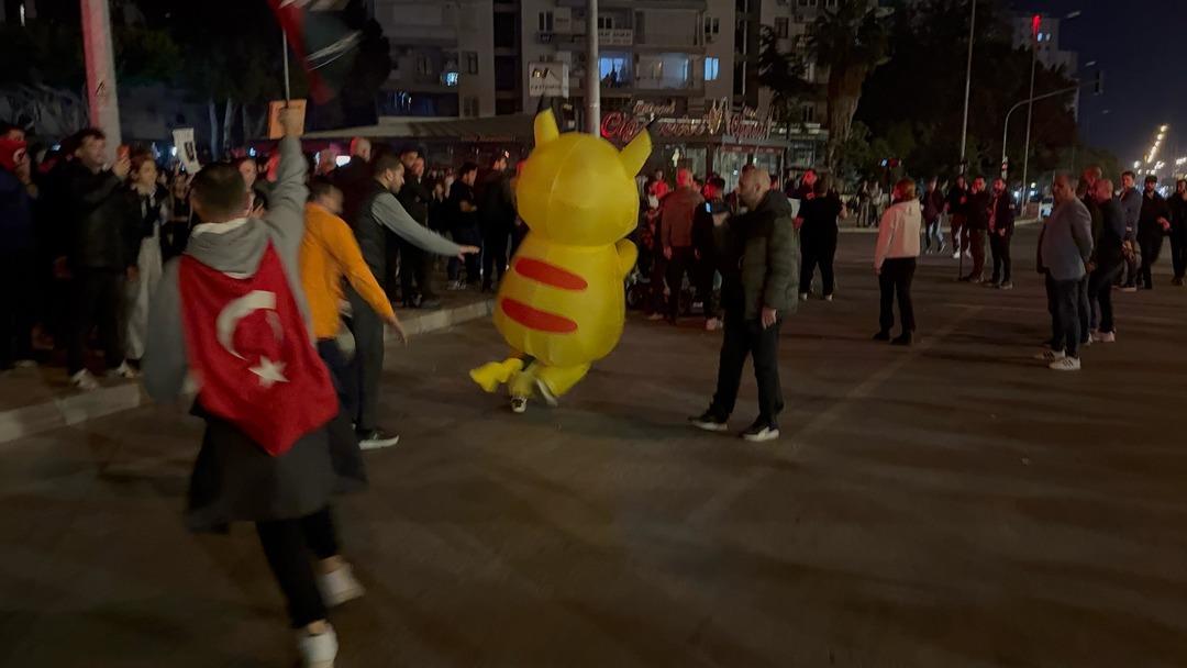 O artık protestonun maskotu oldu! Pikachu ilk kez konuştu... Milletvekiline röportaj verdi 1