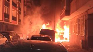 İstanbul’da panik anları! 5 araç alev topuna döndü! Binaların pencereleri eridi…