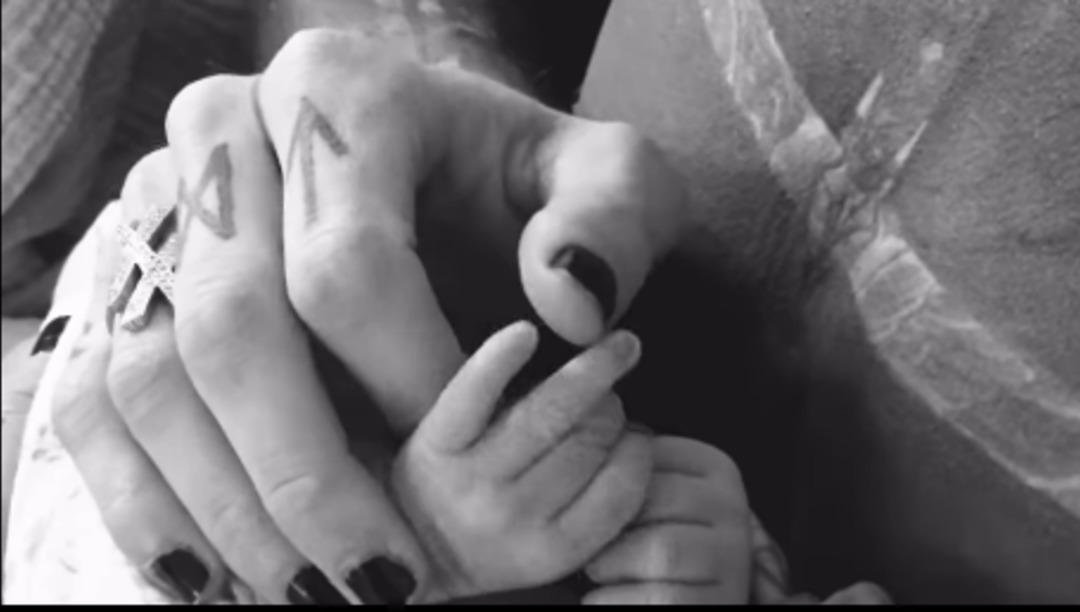 Megan Fox dördüncü kez anne oldu! Machine Gun Kelly hemen paylaştı 1