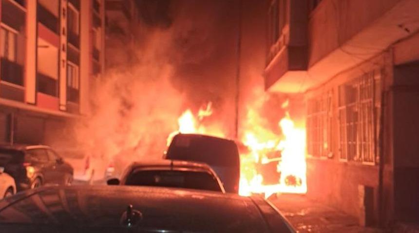 Bahçelievler’de 5 araç alev topuna döndü