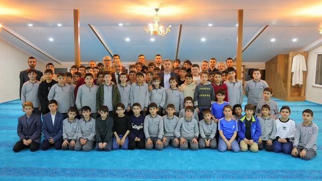 Vali Eldivan hafız adaylarıyla iftar programında bir araya geldi