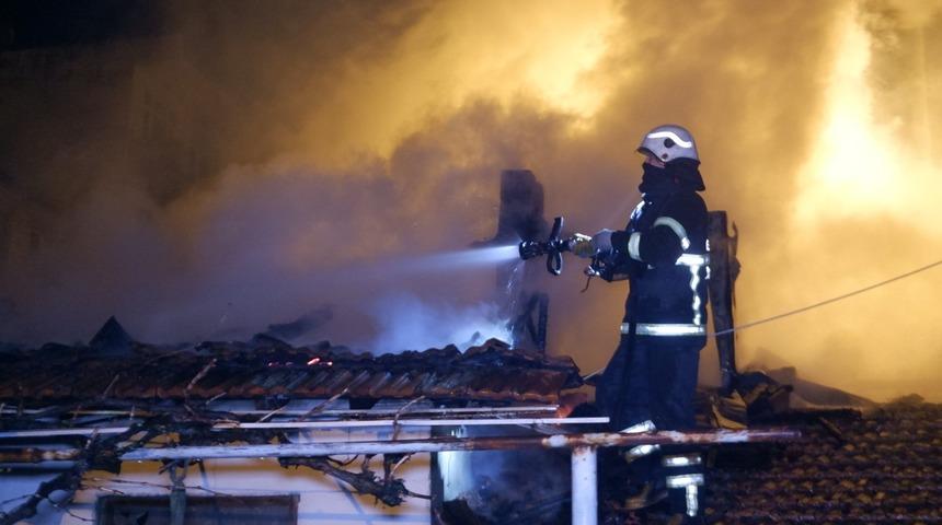 Edirne’de 2 müstakil ev alev alev yandı, dumanlar gökyüzünü kapladı