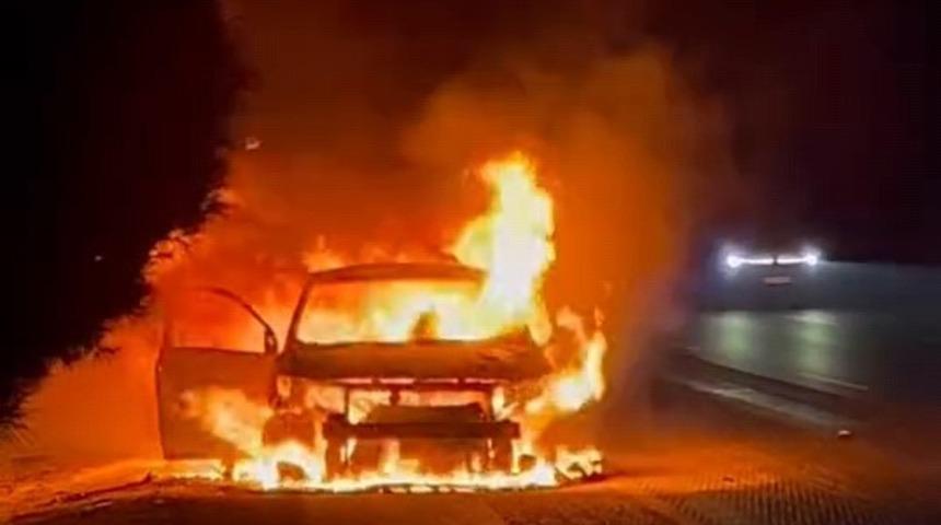 Araçta çıkan yangın ormana sıçradı