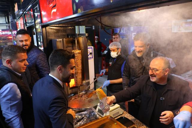Mustafa Varank, Ankara'da gençlerle kokoreççide sahur yaptı