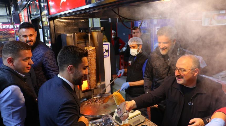 Mustafa Varank, Ankara'da gençlerle kokoreççide sahur yaptı