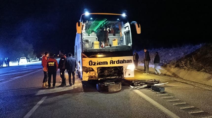Sivas'ta otobüs ile otomobil çarpıştı: 10 yaralı