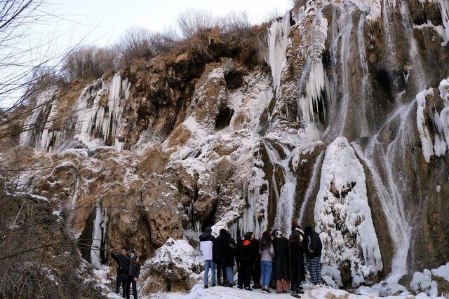 Erzincan Girlevik'te kar; merkezde bahar