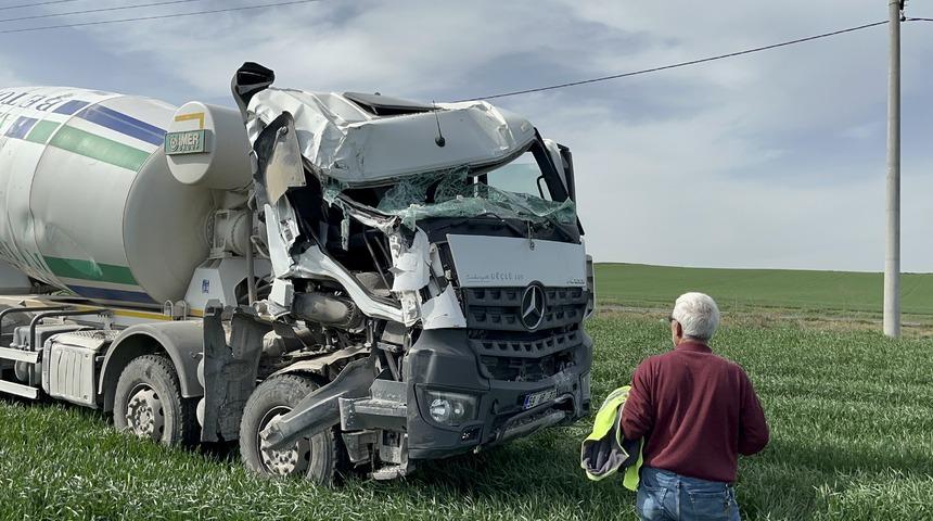 Direkleri deviren beton mikseri tarlaya daldı