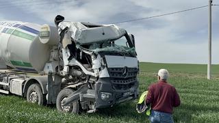 Direkleri deviren beton mikseri tarlaya daldı