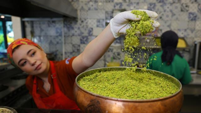 Dikkat: Ucuz fıstıklı diye satılan tatlı ıspanaklı bile olabilir