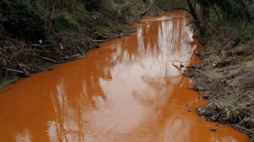 Derenin rengi kırmızıya döndü! Aşırı kirlilik bu hale getirdi... 